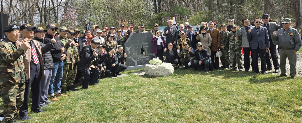 탈북민 추모 기림비 건립 1주년 행사가 지난 7일 뉴저지 클로스터에서 진행됐다. 한국과 미주 각 지역에서 탈북자들이 방문해 행사가 진행됐고, 국제북한인권연맹 마영애 회장이 이날 행사를 주도했다.  [뉴욕구국동지회]