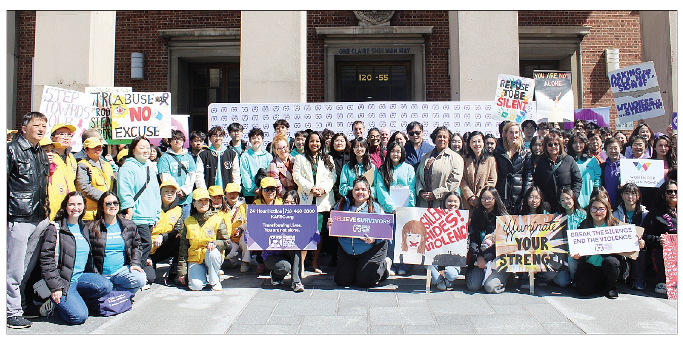 뉴욕가정상담소(소장 이지혜)의 청소년 리더십 프로그램 YCPT(Youth Community Project Team) 참여 학생들은 지난 9일 퀸즈보로홀 앞에서 ‘성폭력 예방/방지 캠페인’을 펼쳤다. 이날 집회에서는 성폭력 예방과 인식 개선을 촉구하며, 침묵을 깨고 행동으로 나아가는 강력한 메시지를 전달했다.         [뉴욕가정상담소]