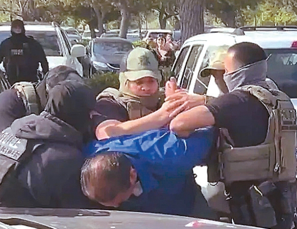 지난 9일 랜초 쿠카몽가에서 한 남성을 체포하고 있는ICE요원. [KTLA캡처]