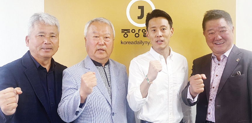 18일 퀸즈 플러싱에서 열리는 타운홀 미팅에 많은 한인들의 참여를 촉구하기 위해 14일 뉴욕중앙일보를 방문한 척 박(한국이름 박영철·오른쪽 두 번째) 연방하원의원 후보와 후원회 공동회장들.