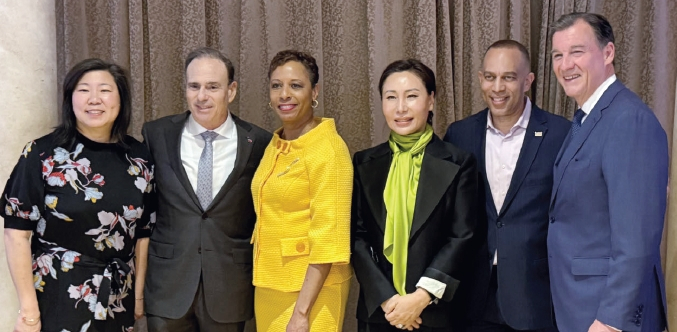 김민선 민주당 전국위원(오른쪽 세 번째)이 지난 13일 롱아일랜드 소재 크레스트 할로우 컨트리 클럽에서 제이 제이콥 민주당 의장과 갈라를 공동 주최해 12만8000달러 기금을 모았다. 이날 행사에 모인 이들은 11월 치러질 중간선거에서 민주당이 다수당이 될 수 있도록 함께 전략을 짜고 힘을 모아 협조해 나가기로 뜻을 모았다.  [리즈마재단]