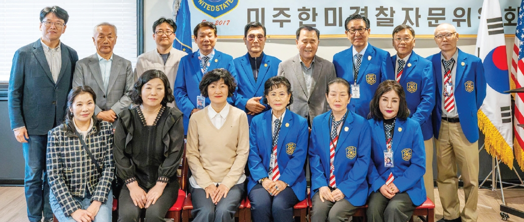 미주한미경찰자문위원회가 지난 15일 삼원각 연회장에서 충청남도 김지철 교육감(뒷줄 오른쪽 네 번째) 및 교육청 관계자들의 뉴욕 방문을 맞아 간담회를 가졌다. 이날 방문에서 김지철 교육감은 뉴욕 내 충청 출신 인사들이 3분의 1을 차지하고 있는 위원회를 찾아 향후 학생 교환 프로그램 및 교육 기관, 경찰학교 방문 등 지속적인 교류협력 방안을 논의했다.  [미주한미경찰자문위원회]