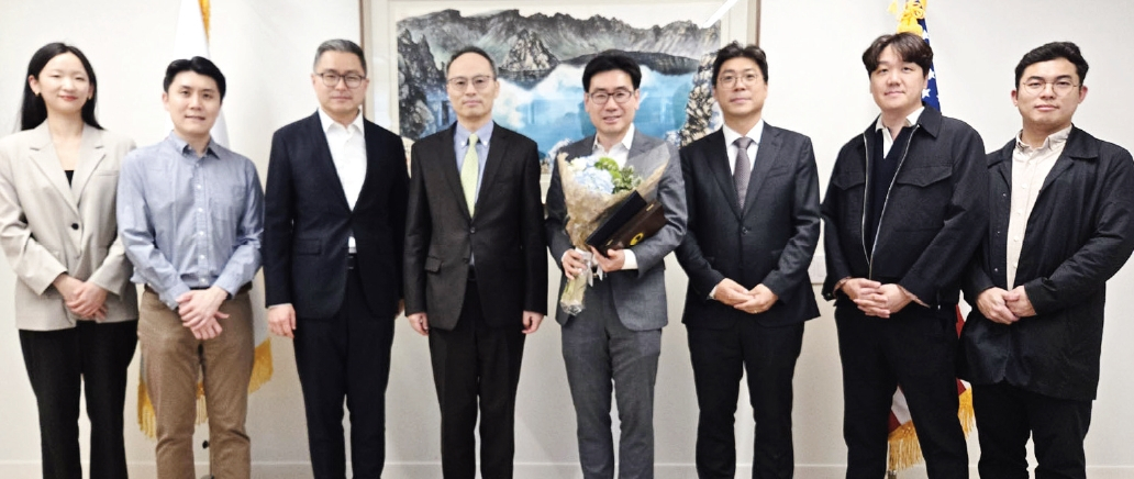 15일 주뉴욕대한민국총영사관에서 제60회 납세자의 날 기념 표창 및 감사패 전수식이 열렸다. 이상호 총영사 대리는 대한민국과 미국 간 세정 협력 증진에 기여한 PwC 최영 파트너에게 국세청장 표창을 전수하고 공로를 치하했다.  [뉴욕총영사관]