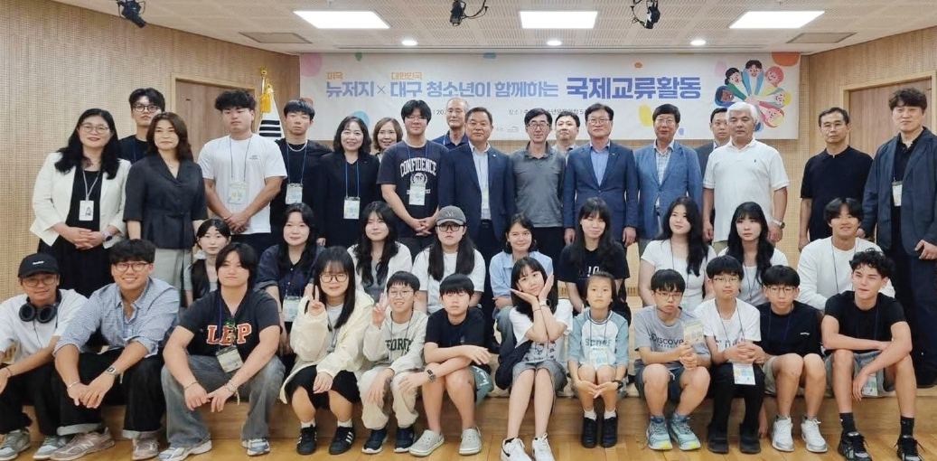 지난해 푸른투어와 흥사단이 후원한 한국역사문화캠프에 참여한 약 40명의 청소년들과 관계자들.  [사진 푸른투어]