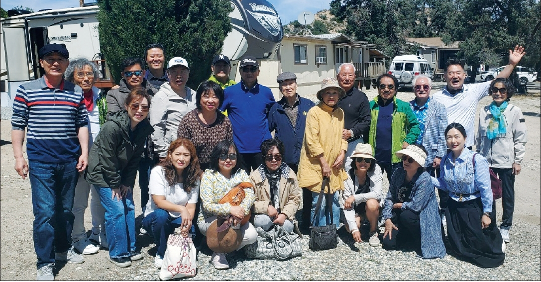 남가주호남향우회(회장 정성업)가 지난 18일 라이트우드 지역 소망수련원(Hope Retreat Center)에서 봄소풍 행사를 개최했다. 이날 행사에는 회원 30여 명이 참석해 숯불구이와 부침개, 수박 등 음식을 나누며 친목을 다졌고, 생일자 축하와 함께 케이크를 나누는 시간도 가졌다. [남가주호남향우회 제공]
