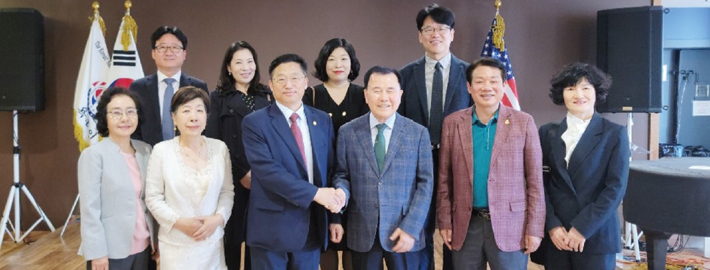 뉴욕한인회와 충남교육청이 매년 뉴욕과 충남의 한인 중고교생들이 상호 방문 및 학생들간의 자매 결연을 맺을 수 있도록 하는 상호교류 프로그램을 추진하기로 했다. 김지철 충남교육감과 교육청 관계자들은 지난 16일 뉴욕한인회를 방문해 이같은 합의를 했다. 양측은 빠르면 올 여름부터 중고교생 약 30명을 선발해 상호 방문을 추진할 계획이다.  [뉴욕한인회]