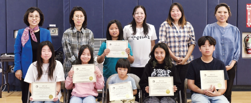 받아쓰기대회에서 수상한 학생들의 단체 기념사진. [남가주 리버사이드 한국학교 제공]