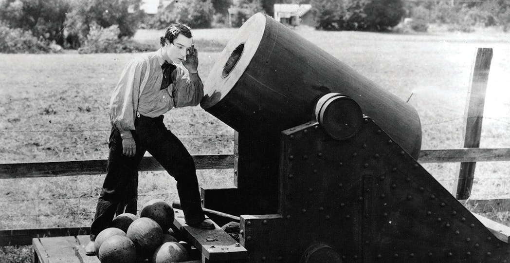 웃음은 얼굴이 아니라, 상황의 배치와 리듬에서 발생한다. ’더 제네랄‘은 코미디에 철학적인 깊이를 더했으며, 현대의 블랙 코미디나 부조리극적 유머의 원형으로 평가받는다. [United Artists]