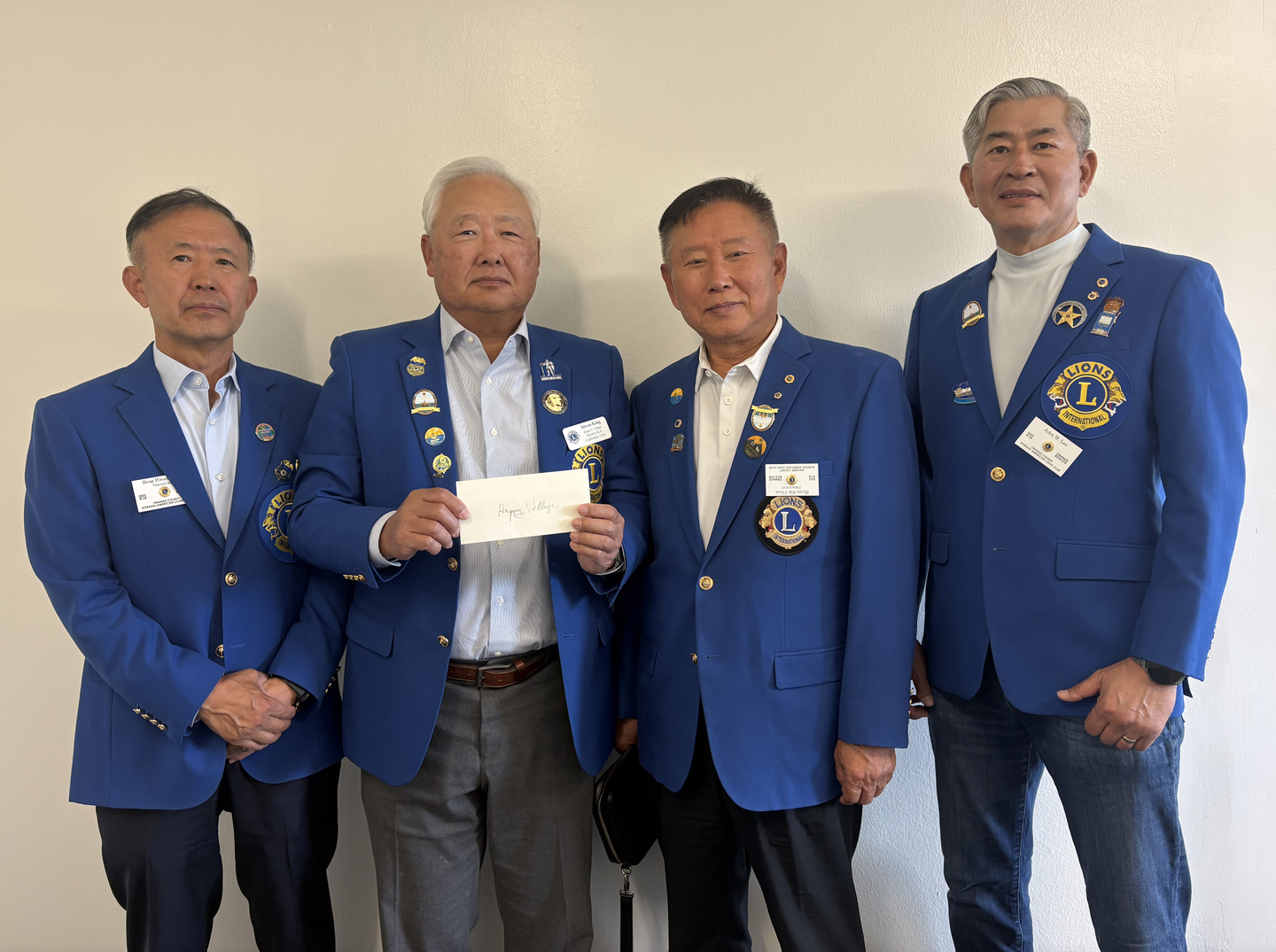 사랑의 마당 축제를 위해 3000달러를 기부한 OC한인라이온스클럽 임원들. 왼쪽부터 최석환 총무, 스티븐 강 회장, 전현식 홍보, 이원희 부회장.