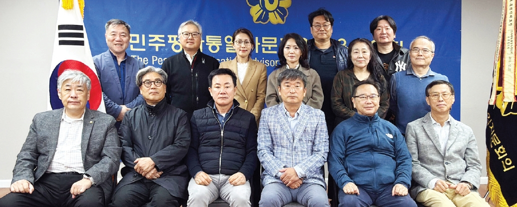 민주평화통일자문회의 뉴욕협의회(회장 이시화)는 지난 20일 뉴욕협의회 회의실에서 임시임원회의 2차 회의를 열고, 2026 한미포럼 준비 상황을 중심으로 전반적인 점검에 나섰다. 한편 민주평통 방용승 사무처장을 비롯한 사무처 추진단은 23일 방미해 뉴욕협의회 준비위원들과 함께 행사 최종 점검에 나선다.  [뉴욕평통]