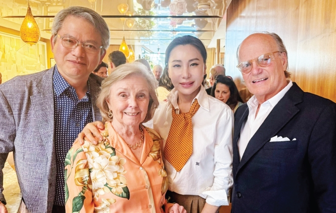 김민선 학장(오른쪽 두 번째)이 지난 16일 롱아일랜드 올드웨스트버리가든 캐롤 라지 이사장이 주최한 감사 행사에 참석했다. 라지 이사장은 가든 내 위치한 맨션의 보수를 마치고 이를 위해 기부한 이들과 이사들을 초청해 노고에 감사하는 시간을 가졌다.  [리즈마재단]