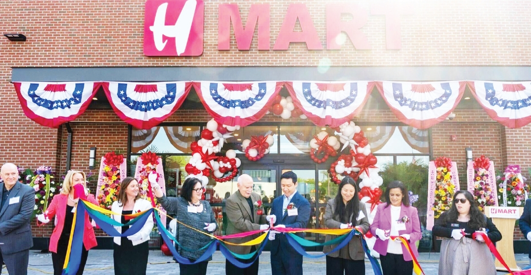 23일 H마트 뉴저지 체리힐점이 공식 개점한 가운데, 오프닝 행사에서 관계자들과 지역 정치인들이 리본 커팅식을 진행하고 있다.  [사진 H마트]