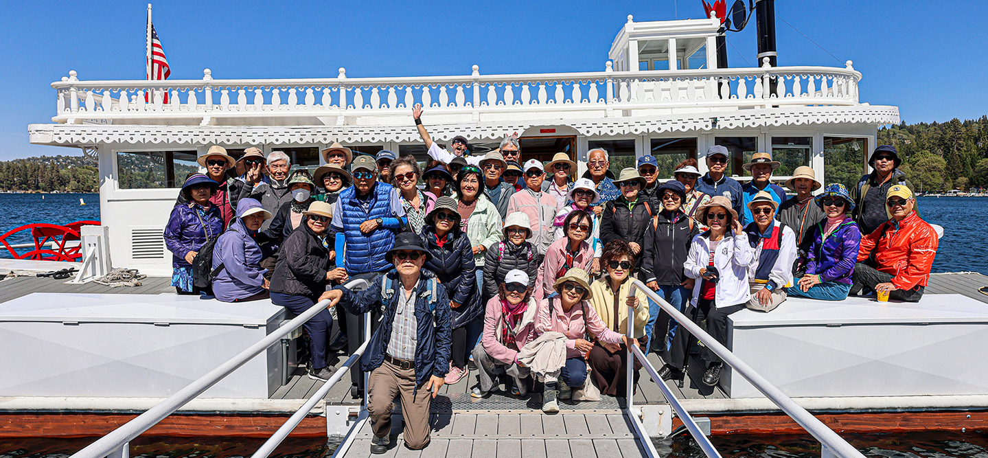 라구나우즈 여행자 클럽(회장 박승원) 지난 20일 애로우헤드 호수로 일일 여행을 다녀왔다. 여행엔 회원 42명이 참가했다. 여행자 클럽 관련 문의는 전화(253-583-6588)로 하면 된다. 회원들이 유람선을 타고 호수를 건너고 있다. [라구나우즈 여행자 클럽 제공]