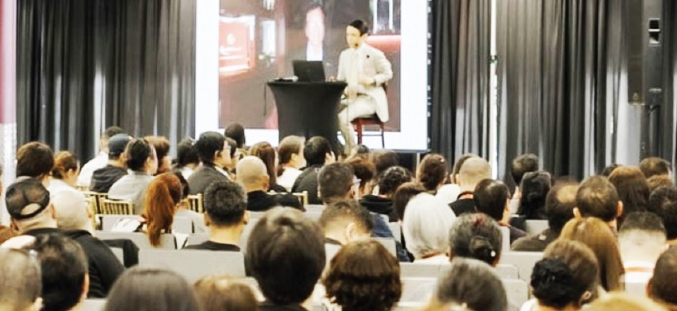 오는 28일 공식 개장을 앞두고 오리엔테이션을 받고 있는 퀸즈 리조트월드 신규 테이블 게임 딜러들.  [사진 리조트월드]