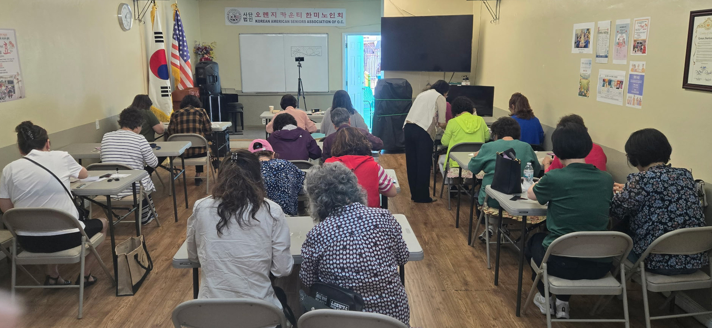 가든그로브의 OC한미시니어센터(회장 김가등, 이하 센터)가 LA한국교육원과 함께 한국문화 특강을 열고 있다. 오는 29일과 내달 6일 오후 1시~2시30분엔 종이접기 특강이 열린다. 누구나 무료로 참가할 수 있다. 강좌당 정원은 18명이다. 등록 문의는 전화(714-530-6705)로 하면 된다. 지난 22일 열린 전통 자개공예 특강 수강생들이 실습하고 있다.                                            [센터 제공] 