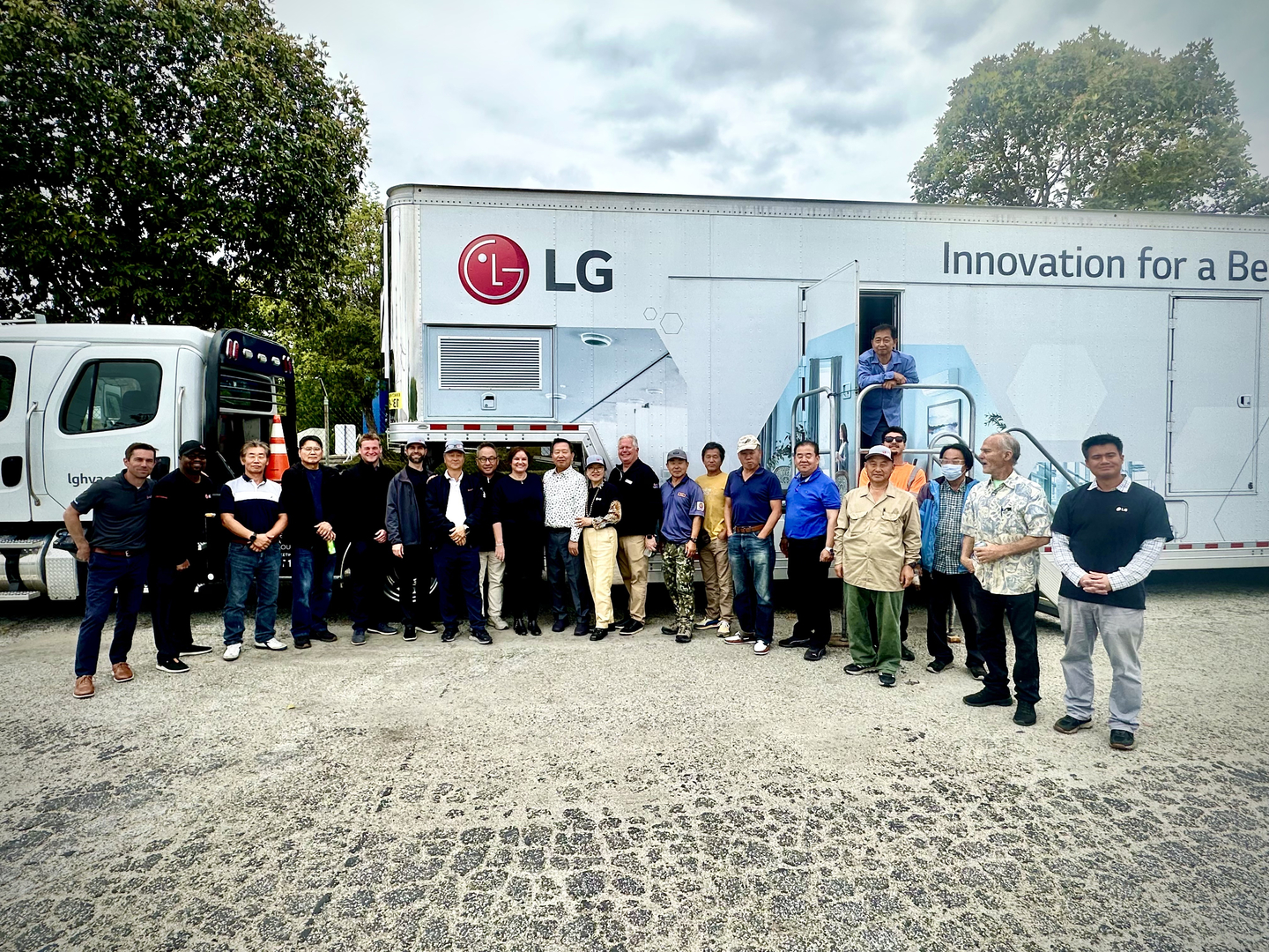 LG 리바트 행사에 참석한 관계자들이 대형 트레일러 앞에서 기념촬영을 하고 있다.