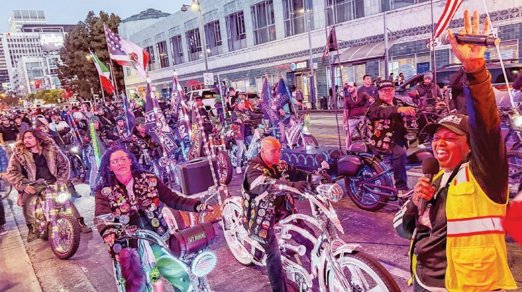 지난 24일 오후 8시께 LA한인타운 윌셔 불러바드와 웨스턴 애비뉴 교차로에서 ‘LA 크리티컬 매스’ 참가자들이 야간 라이딩 출발에 앞서 안전 수칙을 듣고 있다.  김상진 기자