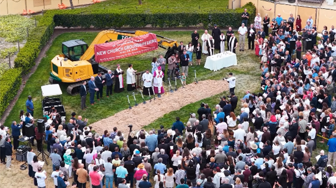 어바인 성 토마스 모어 가톨릭 성당(주임 신부 유진 이)의 3000만 달러 규모 새 본당(51 Marketplace) 착공식이 지난 25일 열렸다. 약 2만400스퀘어피트 규모인 본당 공사는 내년 말 완료될 예정이다. 성당 측은 신자 가족들의 기부로 약 2700만 달러를 모금했다. 행사 참석자들이 착공을 축하하고 있다. [성당 페이스북]