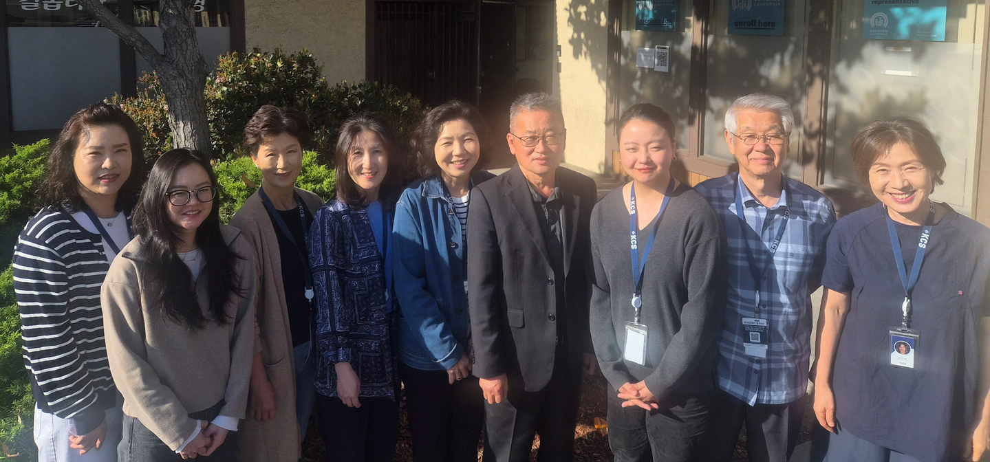 시민권 신청 무료 대행 이벤트를 준비 중인 코리안커뮤니티서비스 스태프. 왼쪽부터 김문경, 오현정, 박정임, 배주은, 사라 김 봉사자, 김광호 디렉터, 조이 권, 이원일, 함자혜 봉사자. [코리안커뮤니티서비스 제공]