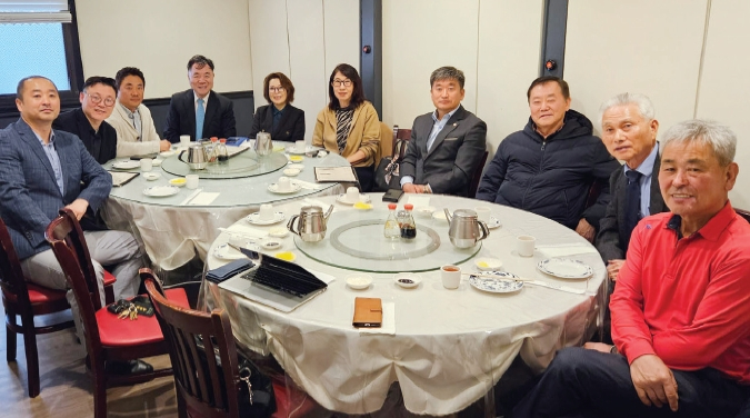 24기 통일부 국립평화통일민주교육원 뉴욕협의회(회장 이영태)는 지난 17일 베이사이드 삼원각 식당에서 종무식 및 25기 선정 기준 회의를 진행했다. 협의회는 30일자로 24기 임기를 마치고, 25기는 5월 1일부터 시작된다.  [국립평화통일민주교육원 뉴욕협의회]