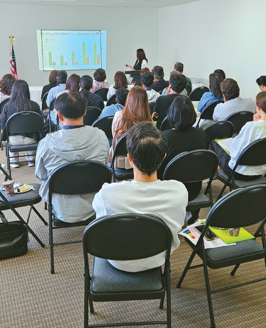 보스턴 에듀케이션이 개최한 입시 설명회에서 학부모들이 최신 대학 입시 전략과 합격 사례 분석을 듣고 있다. 설명회에서는 아이비리그 합격생 데이터를 바탕으로 한 맞춤형 준비 전략이 공유됐다.