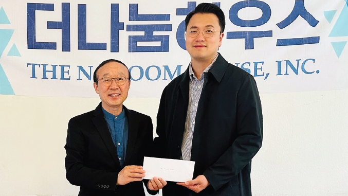 뉴욕광염교회(담임 구자범 목사)는 한인 노숙인을 섬기는 비영리 전문기관 더나눔하우스(대표 박성원)를 방문해 부활절 헌금 1000달러를 전달했다. 이번 나눔은 부활절의 참된 의미를 되새기며, 어려움을 겪는 이웃들에게 소망과 위로를 전하는 의미로 진행됐다.  [더나눔하우스]