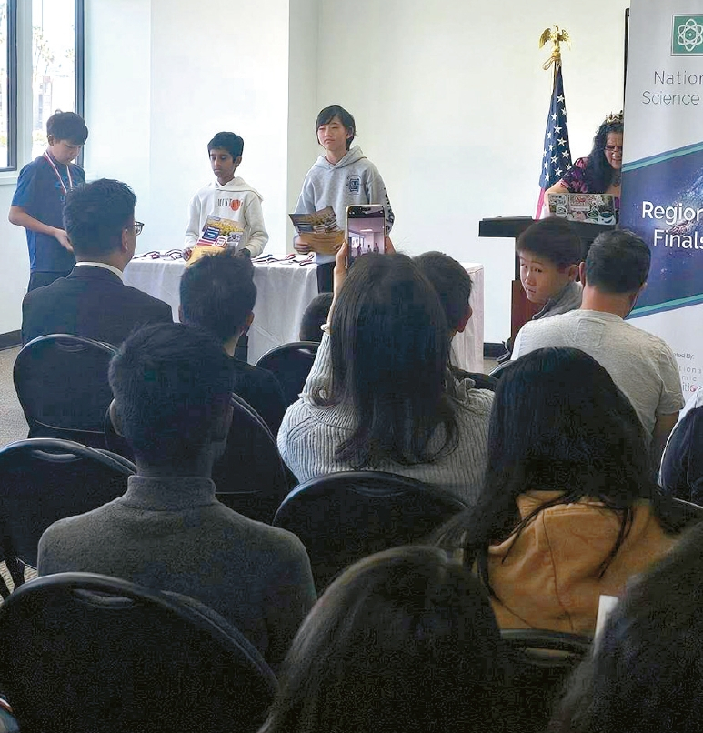 보스턴 에듀케이션 학생들이 학부모들 앞에서 리서치 및 경시대회 성과를 발표하고 있다. 학생 주도 프로젝트와 대회 실적을 통해 차별화된 입시 경쟁력을 키우는 프로그램의 일환이다.