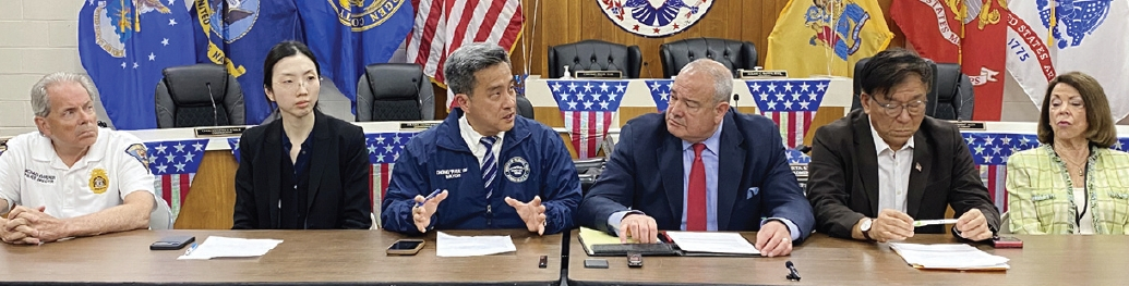 폴 김 팰리세이즈파크 시장이 28일 팰팍 경찰서에서 시정부 관계자들과 함께 기자회견을 열고 “최근 불거진 예산 적자 및 부동산 개발 관련 논란은 사실이 아니다”라고 반박했다.