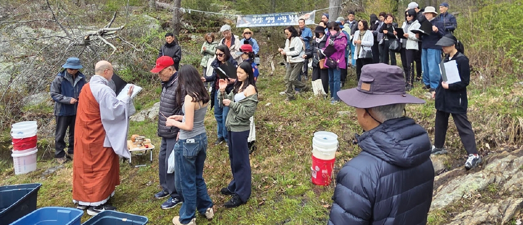 보리사는 지난 26일 뉴욕 업스테이트에 위치한 Fahnestock State Park에서 방생 법회를 진행했다. 물고기를 물로 돌려보내는 방생 법회는 인간은 물론 모든 생명체를 사랑한다는 가르침을 실천하는 행사다.  [보리사]