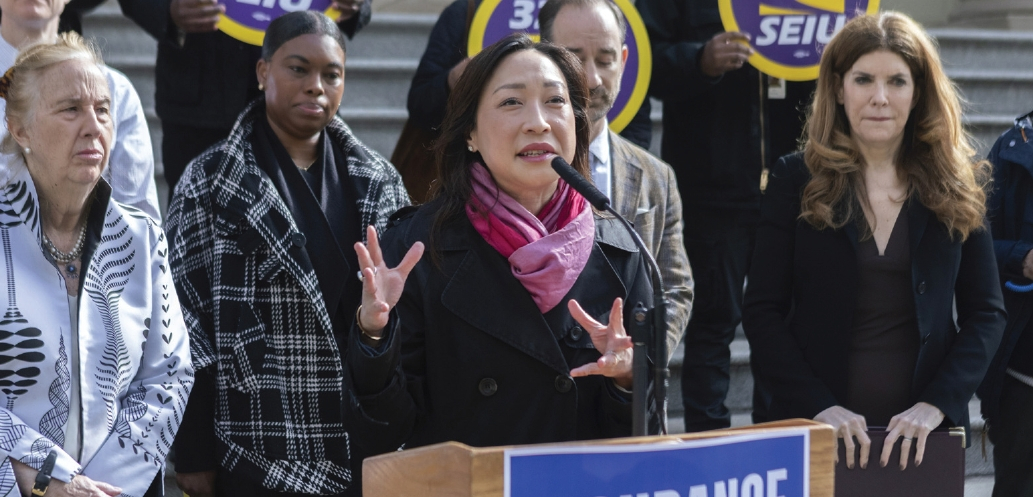 29일 뉴욕시의원들이 뉴욕시청 앞에서 급등하는 보험료 문제 해결을 위한 조례안을 지지하기 위해 집회를 열었다. 집회에서 발언하는 린다 이 뉴욕시의원(민주·23선거구).  [사진 뉴욕시의회]