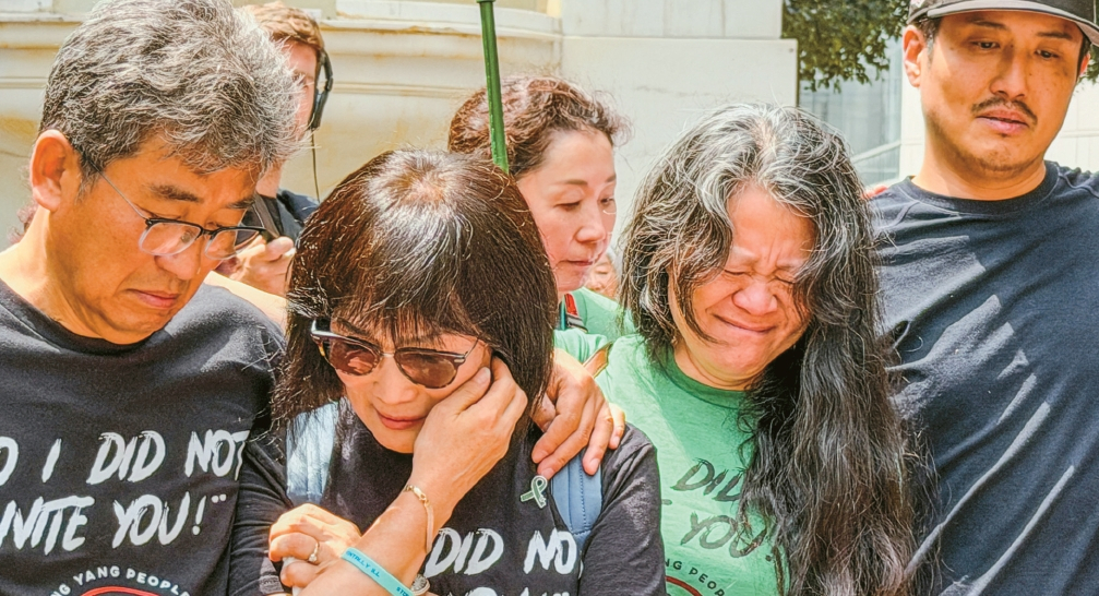 지난 2일 LA 연방법원 청사와 LA시청 앞에서 열린 고 양용씨 2주기 추모집회에서 양씨의 아버지 양민 박사(맨 왼쪽)와 어머니 양명숙씨(왼쪽 두 번째)가 오열하고 있다. 가족과 참석자들이 양씨를 위로하는 모습.  김상진 기자