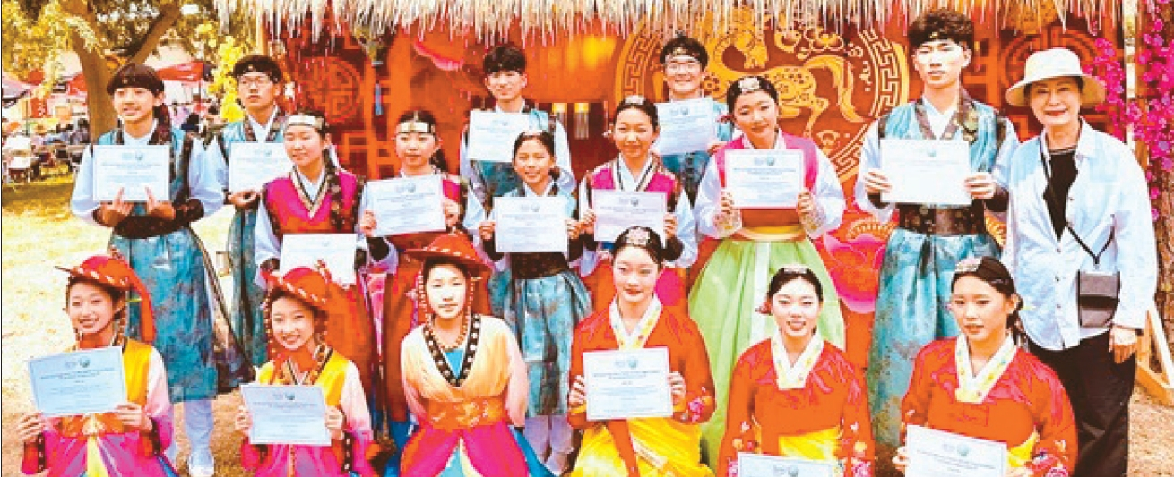 지난 2일 피어스 칼리지에서 열린 제5회 웨스트 밸리 아시안·태평양계 문화 페스티벌에서 한인 학생들이 한국 전통음악과 무용을 선보였다. 이날 행사는 다이애나 윌리엄스 디렉터의 사회로 진행됐으며, 브래드 셔먼 연방하원의원과 밥 블루멘필드 LA시의원이 인사말을 전했다. 행사는 존 이 LA 12지구 시의원과 캐런 배스 LA시장 등의 후원으로 열렸다. 이날 무대에는 22명의 문하생이 초청돼 가야금 합주, 박병천류 진도북춤, 검무, 와이난타, 삼고무 등을 공연했다. 한국 무용 소개는 애비게일 김과 클로이 김 자매가 맡았다. [유희자 무용단 제공]