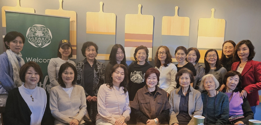 이화여자대학교 뉴욕동창회가 지난 2일 정신건강인식의 달을 맞아 워크숍을 진행했다. 20여명의 동창들이 참석한 가운데, ‘성인 자녀와의 슬기로운 감정 소통’ 워크숍이 진행됐다.         [이화여대 뉴욕동창회]
