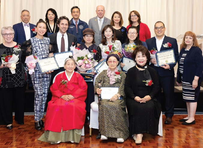 지난 2일 뉴저지 더블트리 호텔 그랜드 볼룸에서 개최된 뉴저지한인상록회 효행상 및 문화축제에서 수상자들이 기념사진을 촬영하고 있다.  [사진 뉴저지한인상록회]