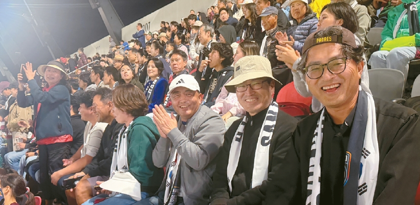 축구를 관람하고 있는 민광호 요셉 신부(오른쪽 첫 번째)와 신자들 오른쪽 세 번째가 정우정 평협회장. [SD한인성당 제공]