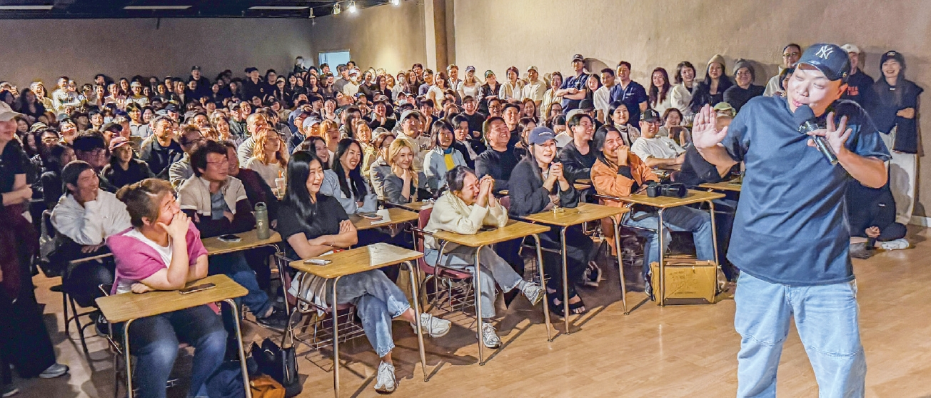 5일 열린 게릴라 토크쇼에서 개그맨 이상준이 관객들과 소통하며 공연을 펼치고 있다.       김상진 기자