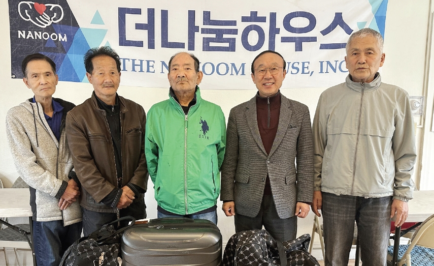 더나눔하우스가 지난달 29일 셸터에 거주하던 한인 두 명에게 한국행 항공권을 제공해 영구 귀국을 지원했다. 두 한인은 1997년 미국에 입국해 각각 바디숍과 사우나에서 성실히 일했으나, 척박한 이민 생활 속 경제적 어려움이 계속되고 서류미비 신분으로 정부 혜택도 받지 못해 더나눔하우스에 들어오게 됐다.  [더나눔하우스]