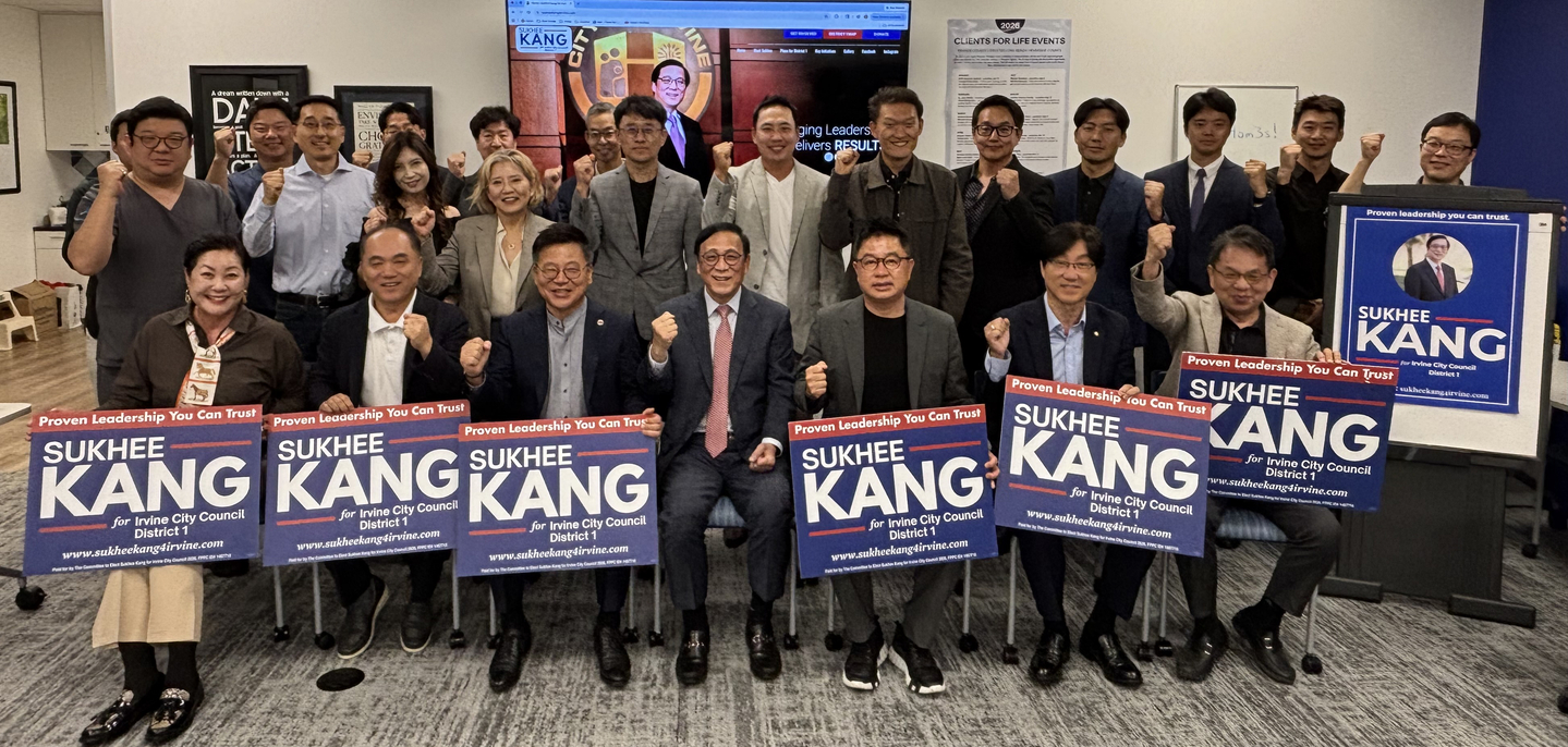 강석희(맨 앞줄 왼쪽에서 네 번째) 어바인 시의원 후보가 후원자들과 함께 선거 승리를 다짐하고 있다.  [강석희 후보 캠프 제공]
