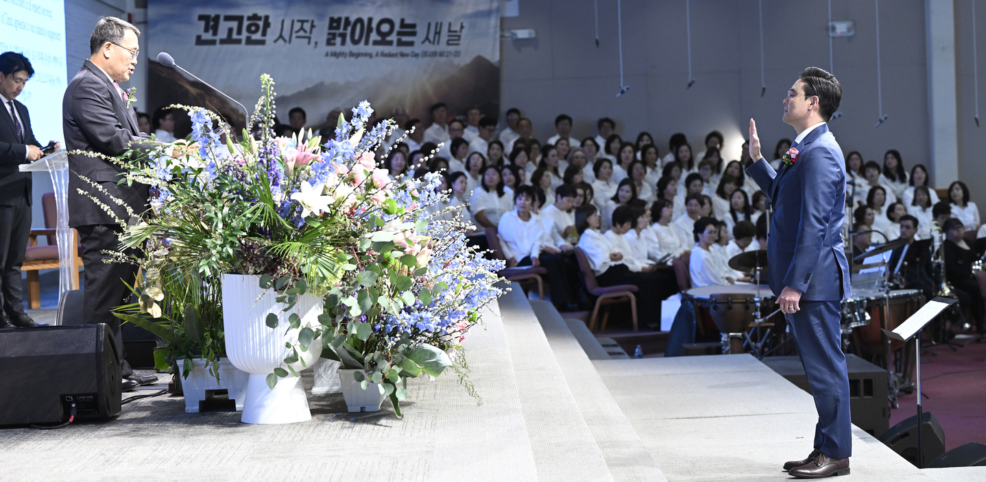 이원준(오른쪽) 남가주사랑의교회 제4대 담임목사가 PCA 서남OC노회장인 이영찬 목사의 인도로 임직 서약을 하고 있다.  [남가주사랑의교회 제공]  