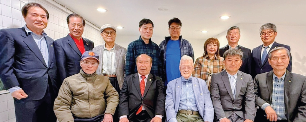 민주평화통일자문회의 뉴욕협의회(회장 이시화)의 지역사회분과위원회(부회장 황순)는 지난달 29일 뉴저지 팰리세이즈파크 봄담아 식당에서 4월 월례회의를 개최했다. 이날 위원들은 ‘2026 한미평화포럼’행사 성과와 오는 13일 클리어뷰 클럽에서 열리는 2026 차세대한국방문 기금모금 골프대회 지원방안 등을 논의했다.  [뉴욕평통]