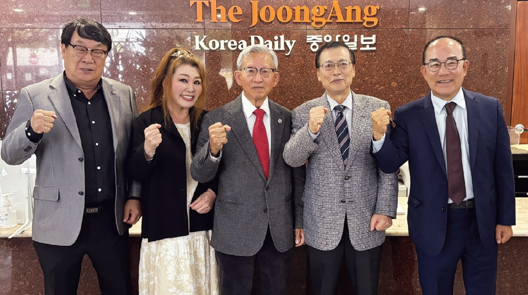 왼쪽부터 미주박정희대통령기념사업회 지미 정 이사장, 아이린 김 홍보부회장, 이재권 회장, 이칠호 운영부회장, 김영구 행사부회장 