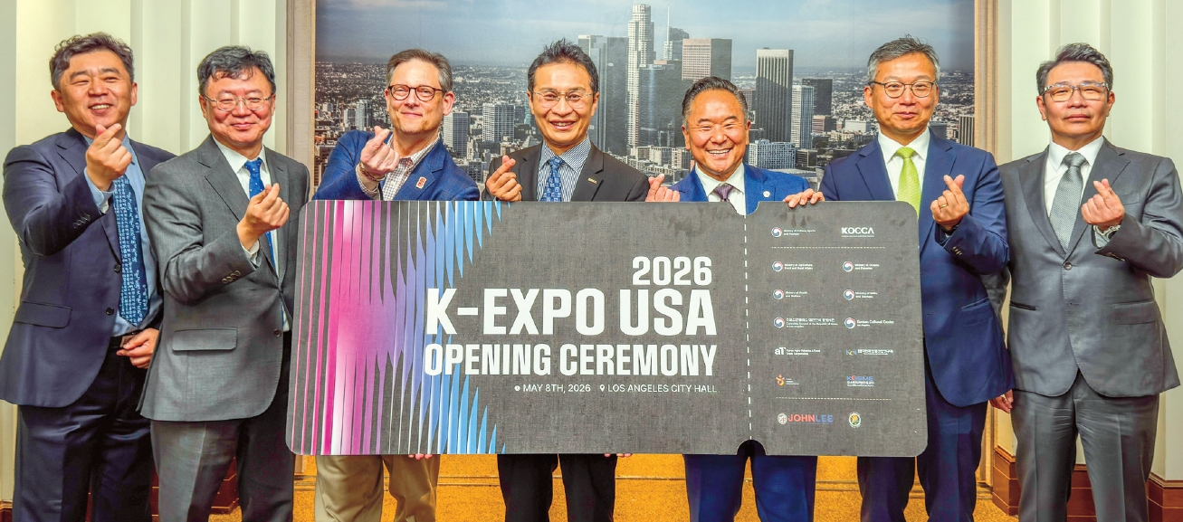 K콘텐츠와 라이프스타일 산업의 글로벌 진출을 지원하는 대규모 행사인 ‘K-EXPO 2026 로스앤젤레스’가 오는 23~27일 LA다운타운 일대에서 펼쳐진다. 콘텐츠와 라이프스타일 분야를 대표하는 약 40개 한국 기업들이 참가한다. 8일 LA 시청에서 선포식을 주관한 존 이 시의원(오른쪽 세 번째)과 김영완(오른쪽 두 번째) LA총영사가 참가자들과 함께 기념사진을 찍고 있다.                                김상진 기자