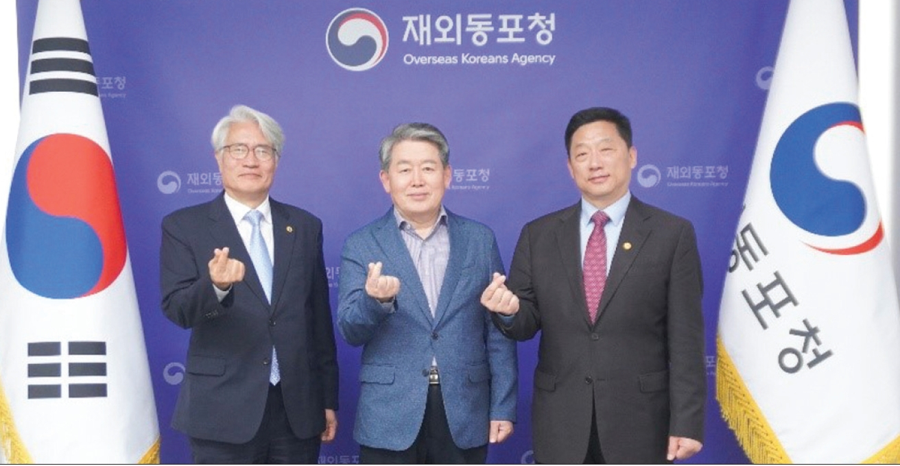 이명석 뉴욕한인회장이 지난 7일 인천에 위치한 재외동포청을 방문해 김경협 동포청장을 접견한 후 재외동포사회 전반에 관한 논의를 했다. 이 회장은 이날 김 청장에게 뉴욕한인회의 활동 전반과 한인회관 문제, 후반기 사업계획과 차세대 활동 및 지원 상황 등을 설명했다.                       [뉴욕한인회]