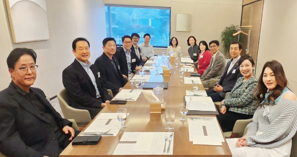 뉴욕한인회와 대뉴욕지구한인상공회의소가 상호 협력을 강화하고, 한국과 뉴욕을 연결하는 프로그램을 추진하는 등 외연 조직을 확대하기로 했다. 뉴욕한인회 국제교육위원회는 문조 대뉴욕지구한인상공회의소 회장을 영입했고 이명석 뉴욕한인회장과 문 회장 등은 지난 6일엔 강서구청을 방문해 협조를 요청했다. [뉴욕한인회]