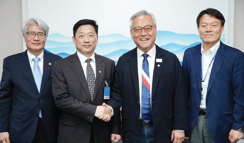 이명석 뉴욕한인회장이 지난 7일 대한민국 국회를 방문해 민주당 재외동포위원장인 이재강 의원과 미팅을 갖고 뉴욕한국영화제 내년 개최 시 국회 지원, 재외동포 네트워크 구축을 위한 국회 차원의 재외동포 예산 편성 등을 요청했다.                                            [뉴욕한인회]