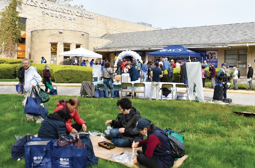 KCS 한인봉사센터는 지난 9일 베이사이드 본관에서 ‘제37회 어버이날 감사 행사 및 건강박람회’를 열고 1000여 명의 어르신들과 뜻깊은 시간을 가졌다. 이날 행사에는 KCS 이사진과 자원봉사자들이 직접 도시락을 나르며 따뜻한 정을 나눴다. 존 리우 뉴욕주상원의원, 그레이스 멩 연방하원의원, 샌드라 황 뉴욕시의원도 참석해 행사를 축하했다.                                          [KCS 한인봉사센터]