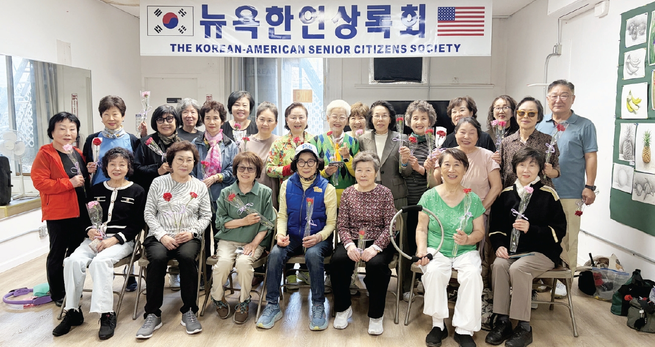 뉴욕한인상록회는 지난 8일 어버이날을 맞아 어머니 회원들에게 카네이션과 소정의 선물을 전달했다. 이날 회원들은 한자리에 모여 친목을 다지고 따뜻한 정을 나눴다. 상록회 측은 “이역만리 타국에서 자녀들을 훌륭히 키워낸 어르신들의 건강과 행복을 기원한다”고 밝혔다.                    [뉴욕한인상록회]