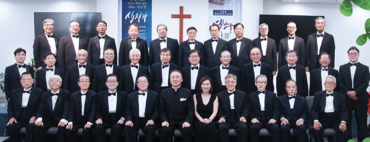 오는 17일 창단 연주회를 여는 OC장로성가단 단원들. 맨 앞줄 오른쪽에서 네 번째가 김용진 단장. [OC장로성가단 제공]