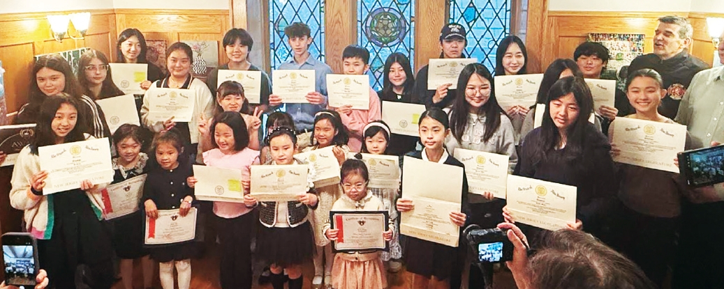 제18회 YESAMO USA 청소년 미술대전 시상식이 지난 9일 뉴저지 포트리 뮤지엄에서 열렸다. 예사모 USA와 Fort Lee Artists Guild가 공동 주최한 이번 행사에는 학생과 학부모 150여 명이 참석해 성황을 이뤘다. 이날 대상은 노던 밸리 리저널 고교 10학년 이성원 학생이 수상했으며, 약 70명의 수상자들이 참석해 기쁨을 나눴다.  [예사모 USA]