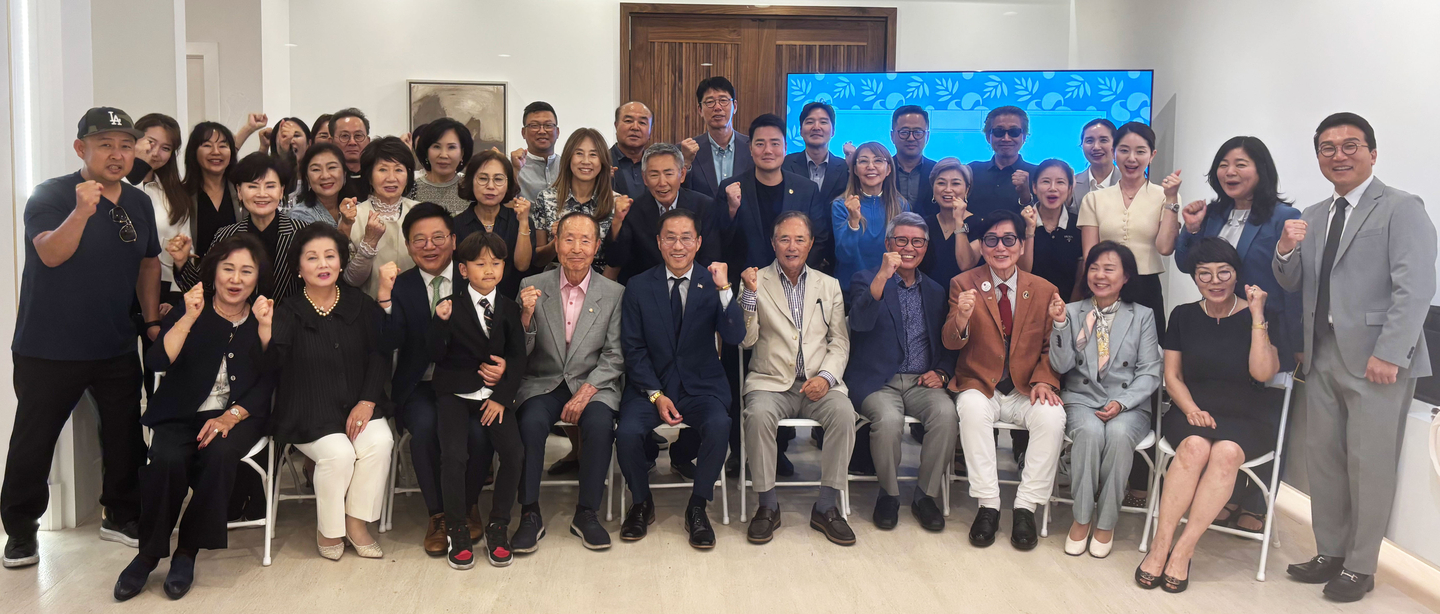 프레드 정(맨 앞줄 왼쪽에서 여섯 번째) OC 4지구 수퍼바이저 후보 후원의 밤 행사에 참석한 한인 상공인들이 정 후보 당선을 기원하며 파이팅을 외치고 있다. [프레드 정 후보 캠프 제공] 